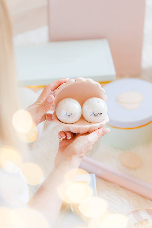 Yvonne Ellen - YVONNE ELLEN SHELL SALT & PEPPER SHAKERS