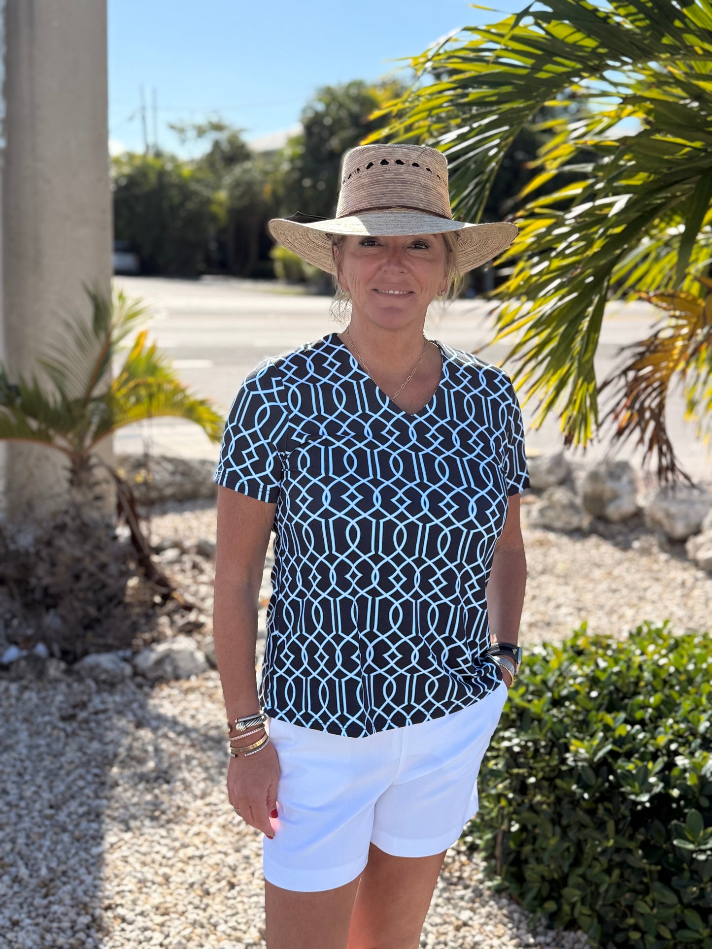 Lulu B-V Neck Geometric Top