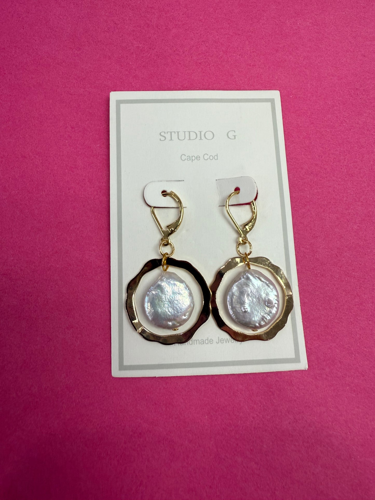 STUDIO G LOOP EARRING WITH COIN PEARL BEAD