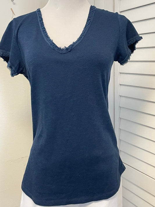 Look Mode- Raw Edge V Neck Top